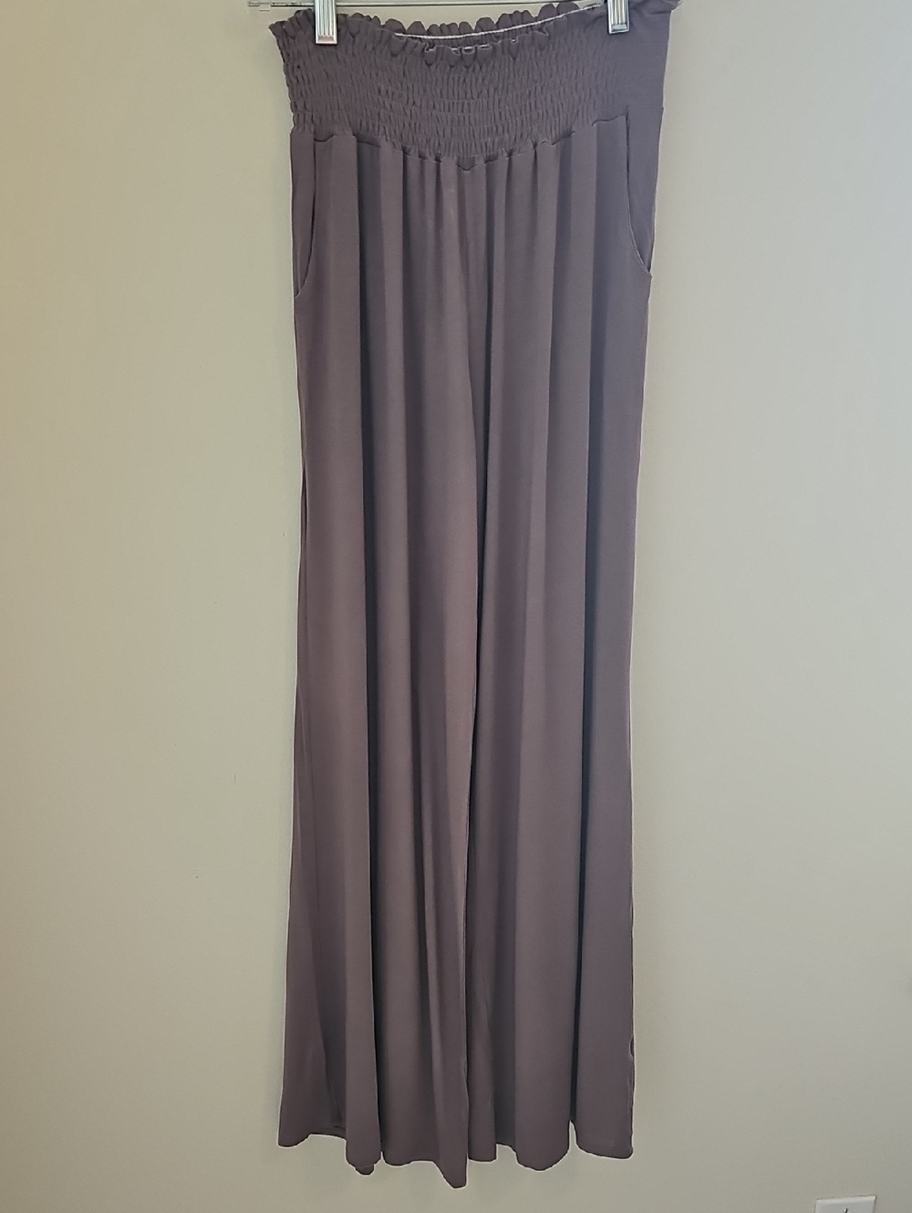8Smocked-Waist Wide Leg Pants in Mauve With Pockets.‎ Size Small.